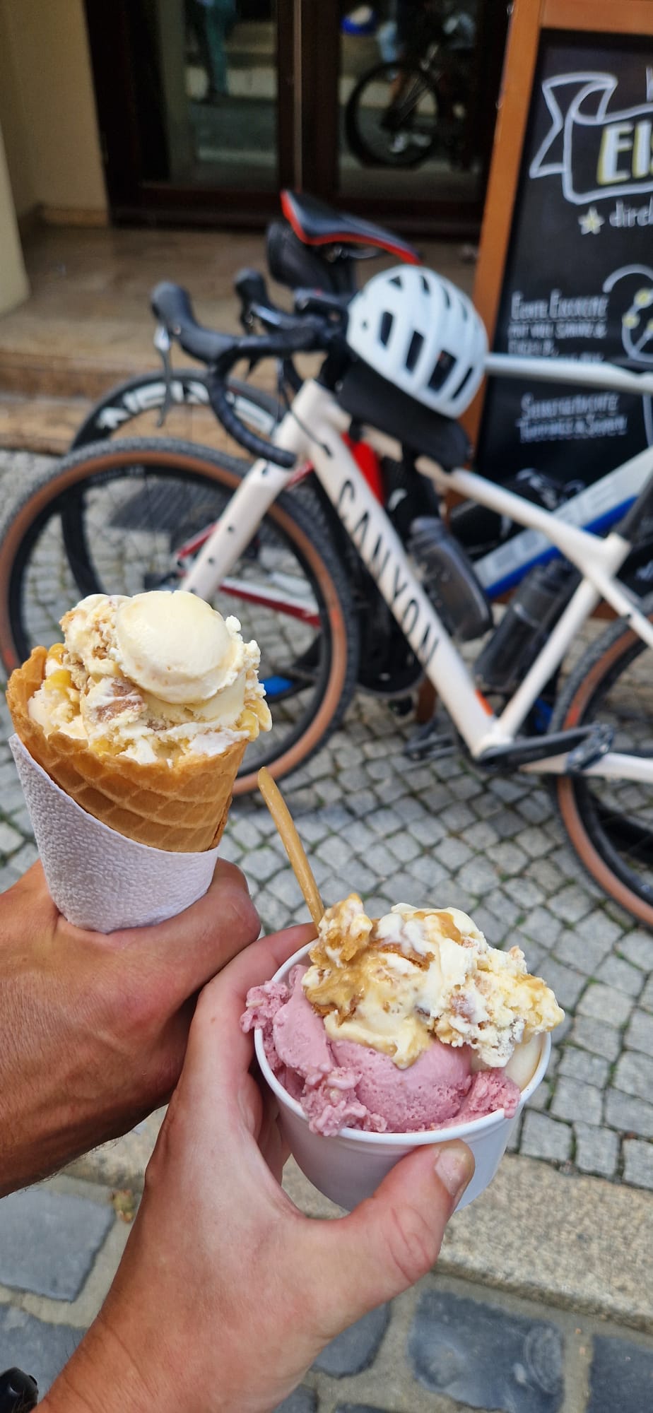 Zwei Menschen genießen nach einer Fahrradtour gemeinsam Eis